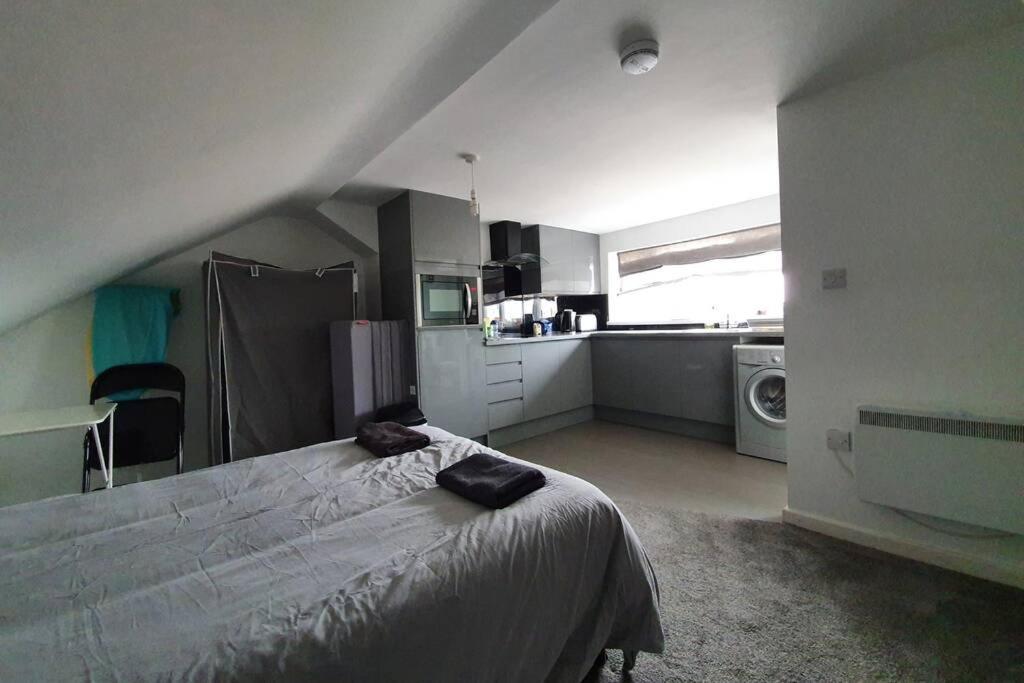 2Nd Floor Comfy Swindon Centre - Loft Studio Apartment Exterior photo